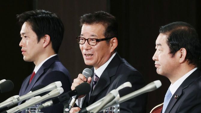 住民投票の結果を受け、記者会見する松井一郎大阪市長(中央)と吉村洋文大阪府知事(左)、公明党大阪府本部の佐藤茂樹代表=2020年11月1日夜、大阪市北区