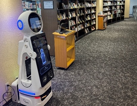 【大阪工業大学】図書館ロボが読みたい本の棚まで案内 大宮本館に期間限定で導入 研究の刺激にも